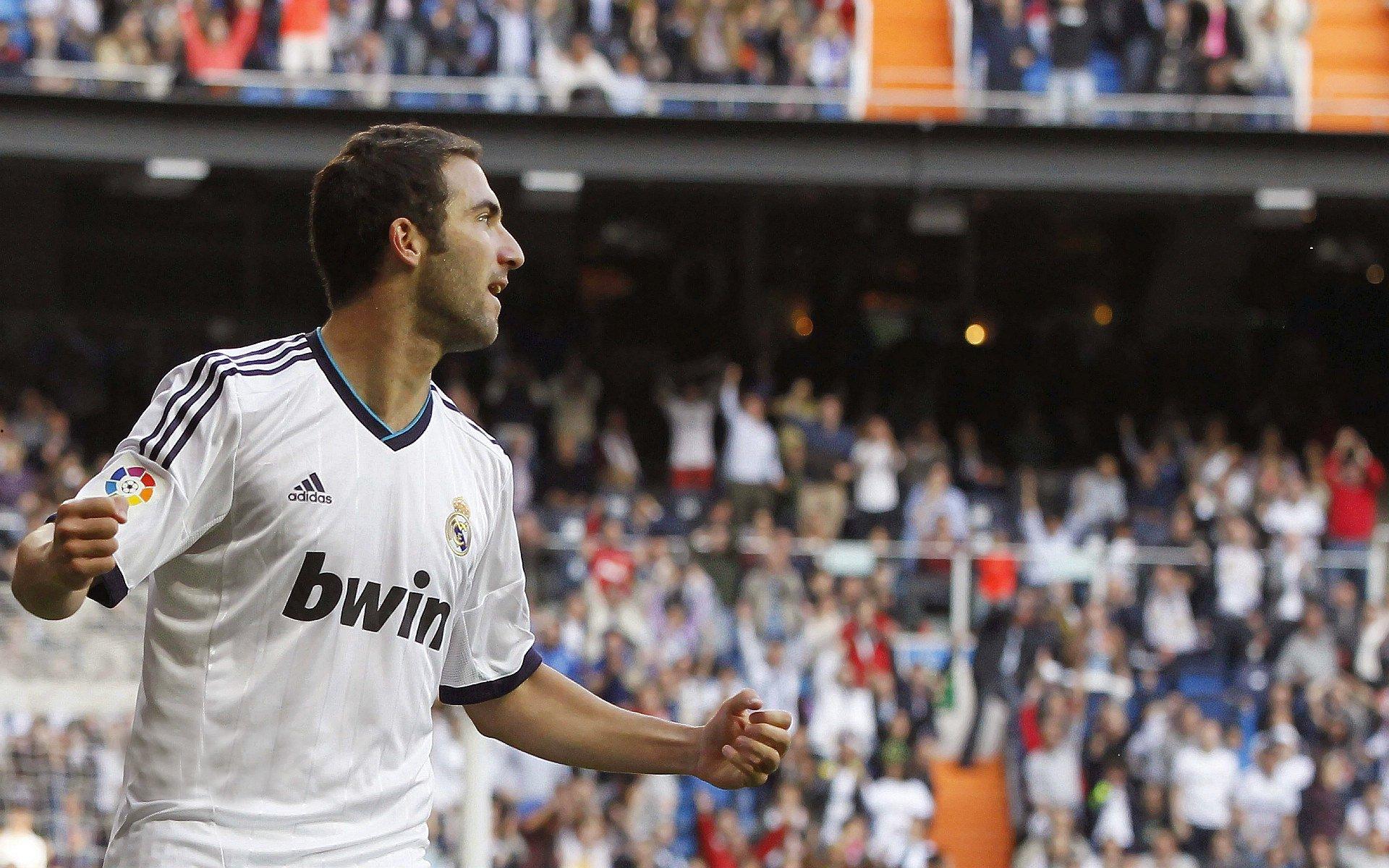 国足热身赛10分钟闪电失球 阵型切换暴露防守混乱